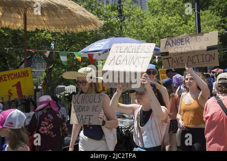 Mütter fordern Aktion NYC gedenken Wear Orange mit seiner jährlichen Kundgebung & Walk in Solidarity with Survivors from gun violence vom Foley Square in Lower Manhattan über die Brooklyn Bridge. Stockfoto