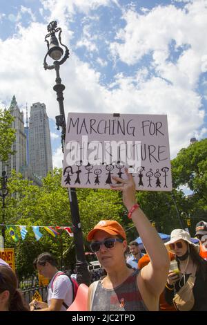 Mütter fordern Aktion NYC gedenken Wear Orange mit seiner jährlichen Kundgebung & Walk in Solidarity with Survivors from gun violence vom Foley Square in Lower Manhattan über die Brooklyn Bridge. Stockfoto