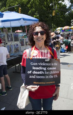 Mütter fordern Aktion NYC gedenken Wear Orange mit seiner jährlichen Kundgebung & Walk in Solidarity with Survivors from gun violence vom Foley Square in Lower Manhattan über die Brooklyn Bridge. Stockfoto