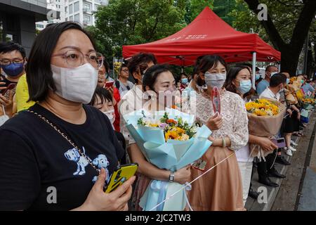 Changzhou, China. 09.. Juni 2022. Eine Mutter trägt Blumen, während sie auf ihr Kind wartet, das das letzte Fach der nationalen Hochschulaufnahme abgeschlossen hat. Bei der jährlichen Aufnahmeprüfung für das chinesische College, besser bekannt als „Gaokao“, haben sich in diesem Jahr Rekordkandidaten von 11,93 Millionen Kandidaten angemeldet. Abgesehen von einer Verschiebung in Shanghai aufgrund von COVID-19 startete die Prüfung am 7.. Juni 2022 landesweit. (Foto von Sheldon Cooper/SOPA Images/Sipa USA) Quelle: SIPA USA/Alamy Live News Stockfoto