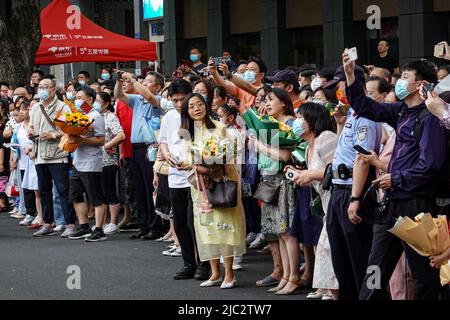 Changzhou, China. 09.. Juni 2022. Die Eltern sahen vor den Gaokao-Testzentren warten, während andere Blumen mitbrachten, um Studenten zu begrüßen, die ihre Prüfungen abschließen wollten. Bei der jährlichen Aufnahmeprüfung für das chinesische College, besser bekannt als „Gaokao“, haben sich in diesem Jahr Rekordkandidaten von 11,93 Millionen Kandidaten angemeldet. Abgesehen von einer Verschiebung in Shanghai aufgrund von COVID-19 startete die Prüfung am 7.. Juni 2022 landesweit. (Foto von Sheldon Cooper/SOPA Images/Sipa USA) Quelle: SIPA USA/Alamy Live News Stockfoto