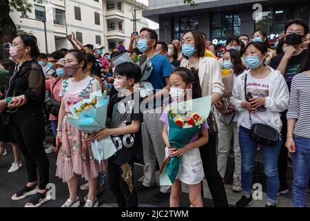 Changzhou, China. 09.. Juni 2022. Zwei Kinder warten mit Blumen darauf, Studenten zu begrüßen, die die Aufnahmeprüfungen der Hochschule abschließen möchten. Bei der jährlichen Aufnahmeprüfung für das chinesische College, besser bekannt als „Gaokao“, haben sich in diesem Jahr Rekordkandidaten von 11,93 Millionen Kandidaten angemeldet. Abgesehen von einer Verschiebung in Shanghai aufgrund von COVID-19 startete die Prüfung am 7.. Juni 2022 landesweit. (Foto von Sheldon Cooper/SOPA Images/Sipa USA) Quelle: SIPA USA/Alamy Live News Stockfoto