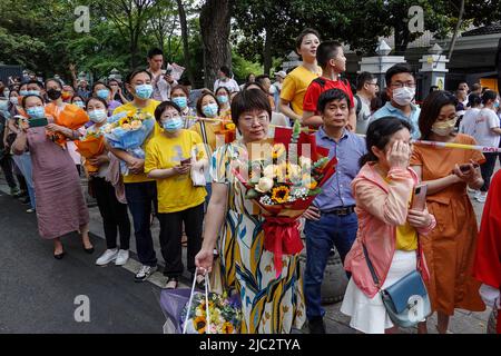 Changzhou, China. 09.. Juni 2022. Die Eltern sahen vor den Gaokao-Testzentren warten, während andere Blumen mitbrachten, um Studenten zu begrüßen, die ihre Prüfungen abschließen wollten. Bei der jährlichen Aufnahmeprüfung für das chinesische College, besser bekannt als „Gaokao“, haben sich in diesem Jahr Rekordkandidaten von 11,93 Millionen Kandidaten angemeldet. Abgesehen von einer Verschiebung in Shanghai aufgrund von COVID-19 startete die Prüfung am 7.. Juni 2022 landesweit. (Foto von Sheldon Cooper/SOPA Images/Sipa USA) Quelle: SIPA USA/Alamy Live News Stockfoto