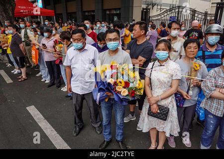 Changzhou, China. 09.. Juni 2022. Die Eltern sahen vor den Gaokao-Testzentren warten, während andere Blumen mitbrachten, um Studenten zu begrüßen, die ihre Prüfungen abschließen wollten. Bei der jährlichen Aufnahmeprüfung für das chinesische College, besser bekannt als „Gaokao“, haben sich in diesem Jahr Rekordkandidaten von 11,93 Millionen Kandidaten angemeldet. Abgesehen von einer Verschiebung in Shanghai aufgrund von COVID-19 startete die Prüfung am 7.. Juni 2022 landesweit. (Foto von Sheldon Cooper/SOPA Images/Sipa USA) Quelle: SIPA USA/Alamy Live News Stockfoto