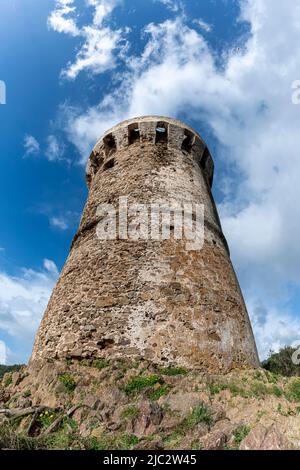 Der Turm von Fautea oder Torra di Fautea (32 Meter, 105 Fuß) ist ein genuesischer Turm in der Gemeinde Zonza auf der Insel Korsika. Stockfoto