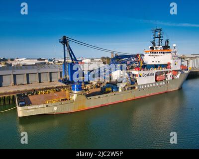 Boka Polaris, ein britisches Mehrzweck-Tauchunterstützungs- und Offshore-Bauschiff, mit 150 mt SWL aktivem Schwebekompensiertem Offshore-Kran. Stockfoto