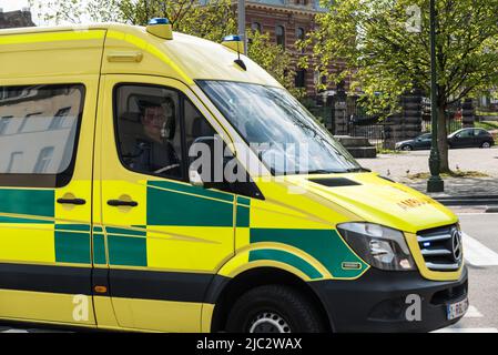 Laeken, Brüssel Capital Region - Belgien - 04 09 2020 Gelber Krankenwagen, der für einen Notruf auf der Straße fährt Stockfoto