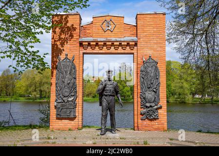 SESTRORETSK, RUSSLAND - 29. MAI 2022: Skulptur eines Arbeiters. Denkmal für den Fabrikarbeiter. Sestrorezk. Russland Stockfoto