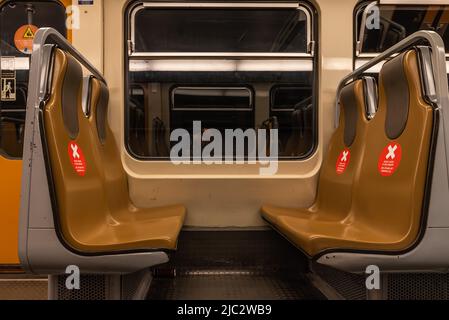 Brüsseler Altstadt, Region Brüssel-Hauptstadt - Belgien - 04 09 2020 leere orangefarbene Sitze der lokalen U-Bahn-Züge mit leeren orangefarbenen Sitzen während der Brus Stockfoto