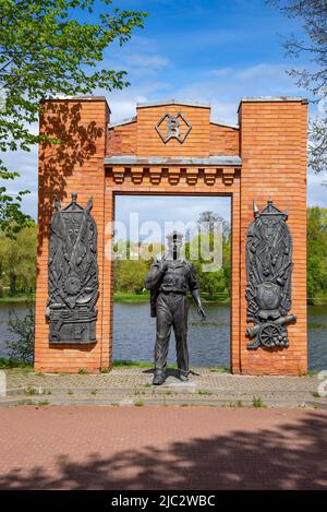 SESTRORETSK, RUSSLAND - 29. MAI 2022: Skulptur eines Fabrikarbeiters. Sestrorezk. Russland Stockfoto