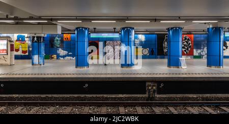 Brussels Old Town, Brussels Capital Region - Belgien - 04 09 2020 Blaues Interieur des U-Bahnhofs Heysel Heizel mit leeren Plattformen während Stockfoto