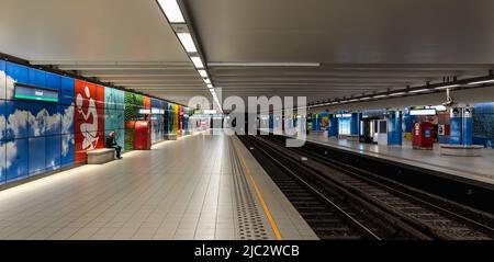 Brussels Old Town, Brussels Capital Region - Belgien - 04 09 2020 Blaues Interieur des U-Bahnhofs Heysel Heizel mit leeren Plattformen während Stockfoto