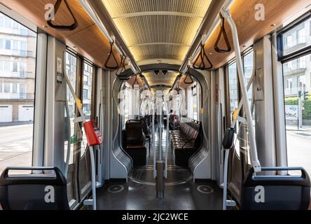 Brussels Old Town, Brussels Capital Region - Belgien - 04 09 2020 Zeitgenössische Innenarchitektur einer modernen Straßenbahn während der Brüsseler Sperre indica Stockfoto