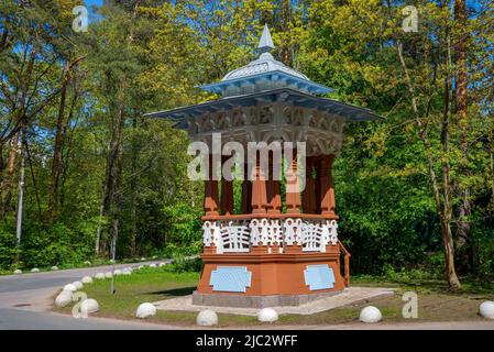 SESTRORETSK, RUSSLAND - 29. MAI 2022: Pavillon in Sestroretsk in der Andrejewa-Straße (Tschaliapinskaja) Stockfoto