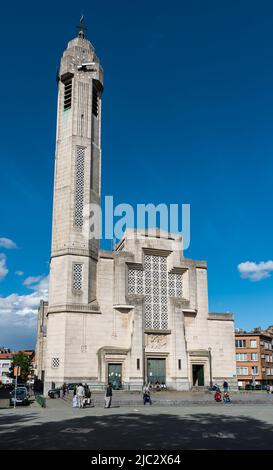 Molenbeek, region Brüssel-Hauptstadt - Belgien - 05 05 2020 Turm der katholischen Kirche Saint-Jean Baptiste im Art déco-Stil, vom Architekten Joseph Stockfoto