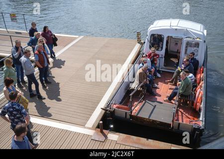 Überqueren Sie die Hafenfähre oder den Wasserbus über den Fluss Avon von Broken Dock zur SS Great Britain in Bristol Stockfoto