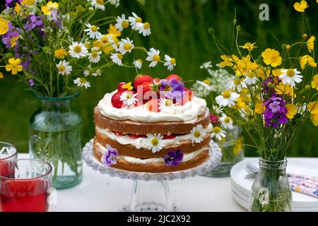Skandinavische Erdbeer- und Sahnetorte im Hochsommer Stockfoto