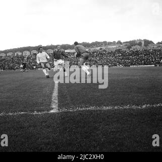 1960s, historisch, Fußballspiel, Torhüter mit Ball, Crystal Palace, Selhurst Park, Croydon, South London, England, Großbritannien. In der Ferne ein Blick auf das nordwestliche Ende des Bodens, wo hinter den stehenden Terrassen eine Reihe von Häusern zu sehen ist. Diese traditionellen Terrassen wurden Anfang 1980s neu entwickelt, als ein kleiner Stand gebaut wurde, der als Whitehorse Lane Stand bekannt ist. Der Fußballplatz wurde 1924 eröffnet. Stockfoto