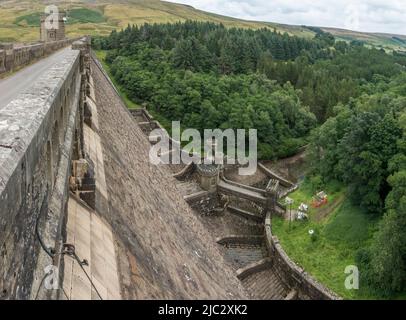 Der Scar House Reservoir Damm, Yorkshire Dales National Park, Upper Nidderdale, North Yorkshire, Großbritannien. Stockfoto