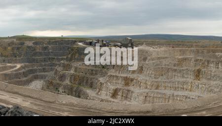 Panoramablick auf den Coldstones Quarry, Greenhow Hill, Pateley Bridge, Harrogate, North Yorkshire, Großbritannien wird von Hanson Aggregates betrieben. Stockfoto