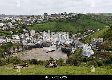 Menschen blicken zurück auf den Hafen von Port Issac Cornwall England großbritannien Stockfoto