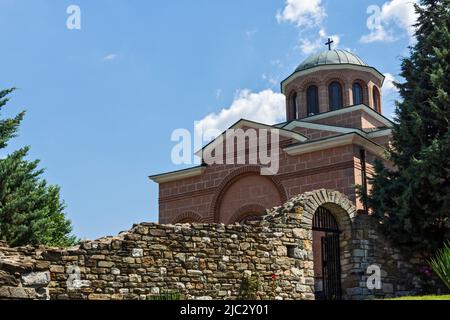 Herrlicher Blick auf das mittelalterliche Kloster St. Johannes der Täufer in der Stadt Kardzhali, Bulgarien Stockfoto