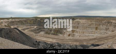 Panoramablick auf den Coldstones Quarry, Greenhow Hill, Pateley Bridge, Harrogate, North Yorkshire, Großbritannien wird von Hanson Aggregates betrieben. Stockfoto