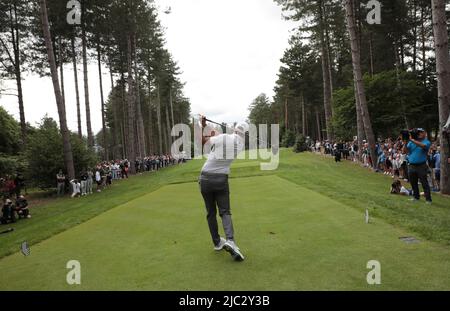 London, Großbritannien. 09.. Juni 2022. American Dustin Johnson fährt während der ersten Runde des ersten LIV Golf-Events im Centurion Club in Hertfordshire am Donnerstag, den 09. Juni, auf den 3.-Abschlag 2022.das Event besteht aus 12 Teams von vier Spielern, die über 54 Löcher für einen Preispool von 25million Dollar an das Siegerteam kämpfen. Foto von Hugo Philpott/UPI Credit: UPI/Alamy Live News Stockfoto