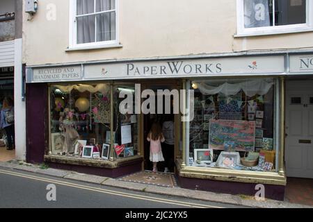 TOTNES, Großbritannien - 26. JUNI 2021 Paper Works an einem langsamen Einkaufstag handgemachtes Papier und Geschenkeladen auf der High Street Stockfoto