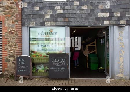 TOTNES, Großbritannien - 26. JUNI 2021 Annies Fruit Shop in der Ticklemore Street Stockfoto