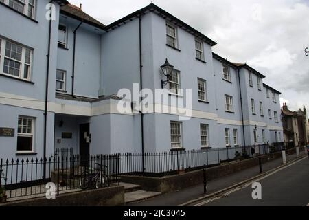 TOTNES, Großbritannien - 26. JUNI 2021 Apartmentgebäude an der Ticklemore Street Stockfoto