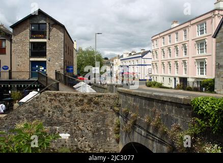 TOTNES, Großbritannien - 26. JUNI 2021 Wohngebäude in der Nähe der Brücke am River Dart Stockfoto