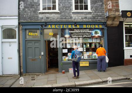 TOTNES, Großbritannien - 26. JUNI 2021 Arcturus Buchladen an einem bewölkten Tag in der Fore Street Stockfoto