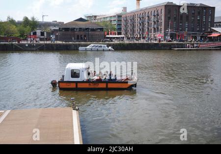 Überqueren Sie die Hafenfähre oder den Wasserbus über den Fluss Avon von Broken Dock zur SS Great Britain in Bristol Stockfoto