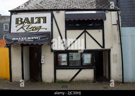 TOTNES, Großbritannien - 26. JUNI 2021 Balti King Take-a-Way auf der Ticklemore Street Stockfoto