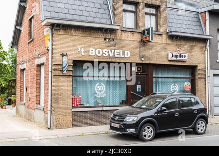 Lebbeke, Flandern - Belgien - 05 25 2020 Fassade eines traditionellen flämischen Pubs Stockfoto