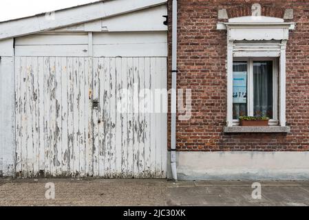Lebbeke, Flandern - Belgien - 05 25 2020 Fassade eines traditionellen flämischen Hauses mit einem hölzernen Garagenhafen Stockfoto
