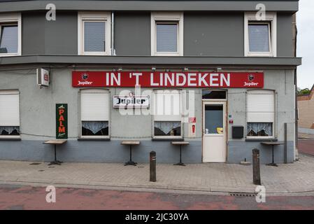 Lebbeke, Flandern, Belgien - 05 25 2020 traditionelle flämische Pub-Fassade Stockfoto