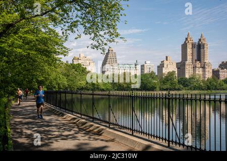 Blick auf den Central Park mit Jacqueline Kennedy Onassis Reservoir umgeben von Shuman Running Track in New York City, Vereinigte Staaten von Amerika Stockfoto