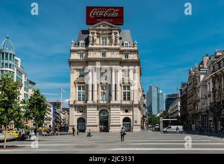 Brussels City Centre, Brussels Old Town - Belgien - 05 29 2020 der De Brouckere Stadtplatz mit der Fassade des Hotel Continental mit einem Coca-Cola-Platz Stockfoto