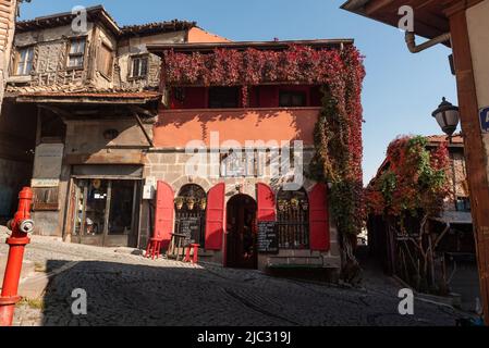 Ankara, Türkei. 17.. November 2020. Das trendige Kirit Cafe, auf den Kopfsteinpflasterstraßen des Schlosses Ankara. Ankara Castle ist eine Festung aus dem 7.. Jahrhundert mit Blick auf die türkische Hauptstadt Ankara; die historische ummauerte Stadt ist der älteste Teil der Stadt und ein beliebtes Touristenziel in der anatolischen Türkei. (Foto von John Wreford/SOPA Images/Sipa USA) Quelle: SIPA USA/Alamy Live News Stockfoto