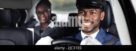 Geschäftsfrau hinter Glücklich afrikanische Mann Chauffeur fahren Auto sitzen Stockfoto