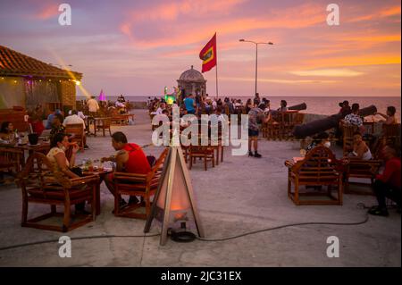 Wunderschöner Sonnenuntergang von der beliebten Lounge-Bar Cafe del Mar auf der Baluarte Santo Domingo in der alten ummauerten Stadt Cartagena, Kolumbien Stockfoto