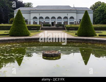 Vilvoorde, Flämisch-Brabant - Belgien - 08 28 2021 Park und Hauptrestaurant Orangerie Stockfoto