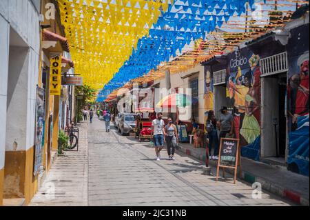 Die Straßen des coolen Viertels Getsemani sind mit farbigen Flaggen geschmückt, Cartagena de Indias, Kolumbien Stockfoto