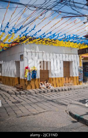 Die Straßen des coolen Viertels Getsemani sind mit farbigen Flaggen geschmückt, Cartagena de Indias, Kolumbien Stockfoto