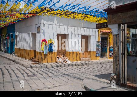 Die Straßen des coolen Viertels Getsemani sind mit farbigen Flaggen geschmückt, Cartagena de Indias, Kolumbien Stockfoto