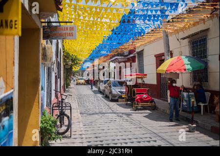 Die Straßen des coolen Viertels Getsemani sind mit farbigen Flaggen geschmückt, Cartagena de Indias, Kolumbien Stockfoto