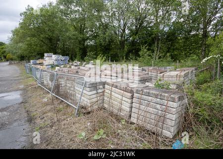 Steinbauplatten, die am Straßenrand gestapelt sind Stockfoto