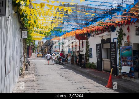 Die Straßen des coolen Viertels Getsemani sind mit farbigen Flaggen geschmückt, Cartagena de Indias, Kolumbien Stockfoto